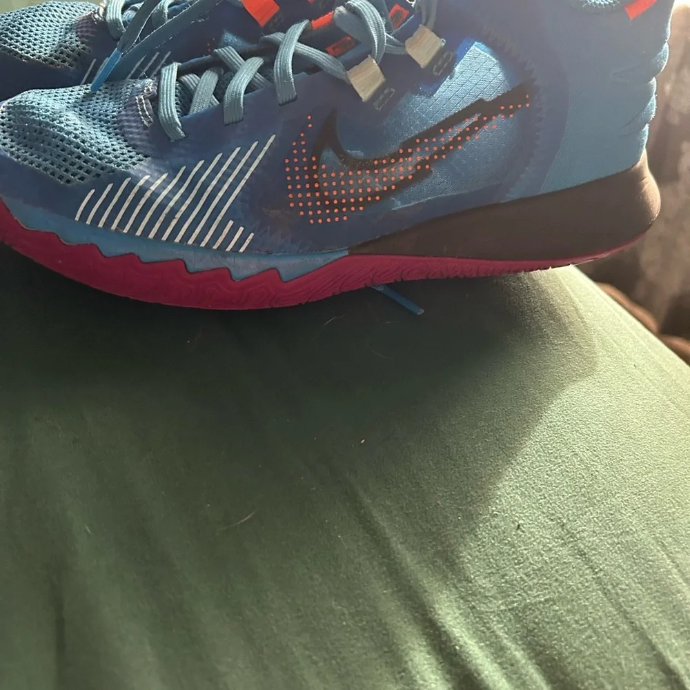 Nike Kyrie Flytrap GS Youth Size 6.5Y